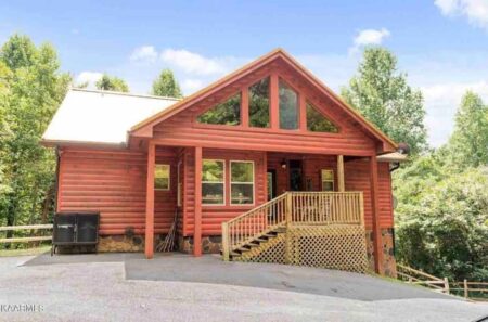 Smokies Pickleball Stadium Stay: Barnhouse Cabin Retreat Smokies Pickleball Stadium Stay- Barnhouse Cabin Retreat 21