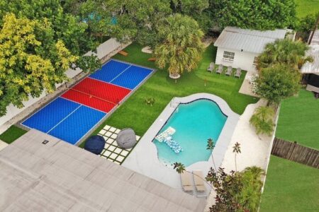 St.-Pete-Retreat-Pickleball-Pool-Near-Beaches-29